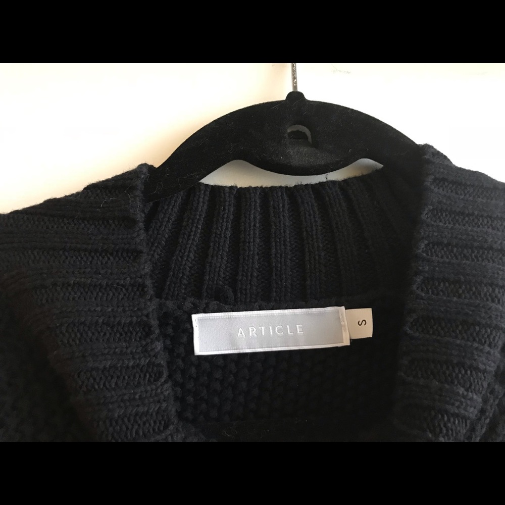 Article Open-Shoulder Cropped Sweater - Picture 6 of 8
